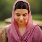 Nimrat Khaira Instagram - Sadiyan Di Daldal Chon Niklo Ni Sakhiyo,Agge Di Agge Pyea Jagg Bathera..Apni Syanap Da Palla Na Shaddeo,Unj Dekho Duniya De Ranga Da Ghera.. 📸@ravankhosa @pippal_patiyaan