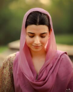 Nimrat Khaira Instagram - Sadiyan Di Daldal Chon Niklo Ni Sakhiyo,Agge Di Agge Pyea Jagg Bathera..Apni Syanap Da Palla Na Shaddeo,Unj Dekho Duniya De Ranga Da Ghera.. 📸@ravankhosa @pippal_patiyaan
