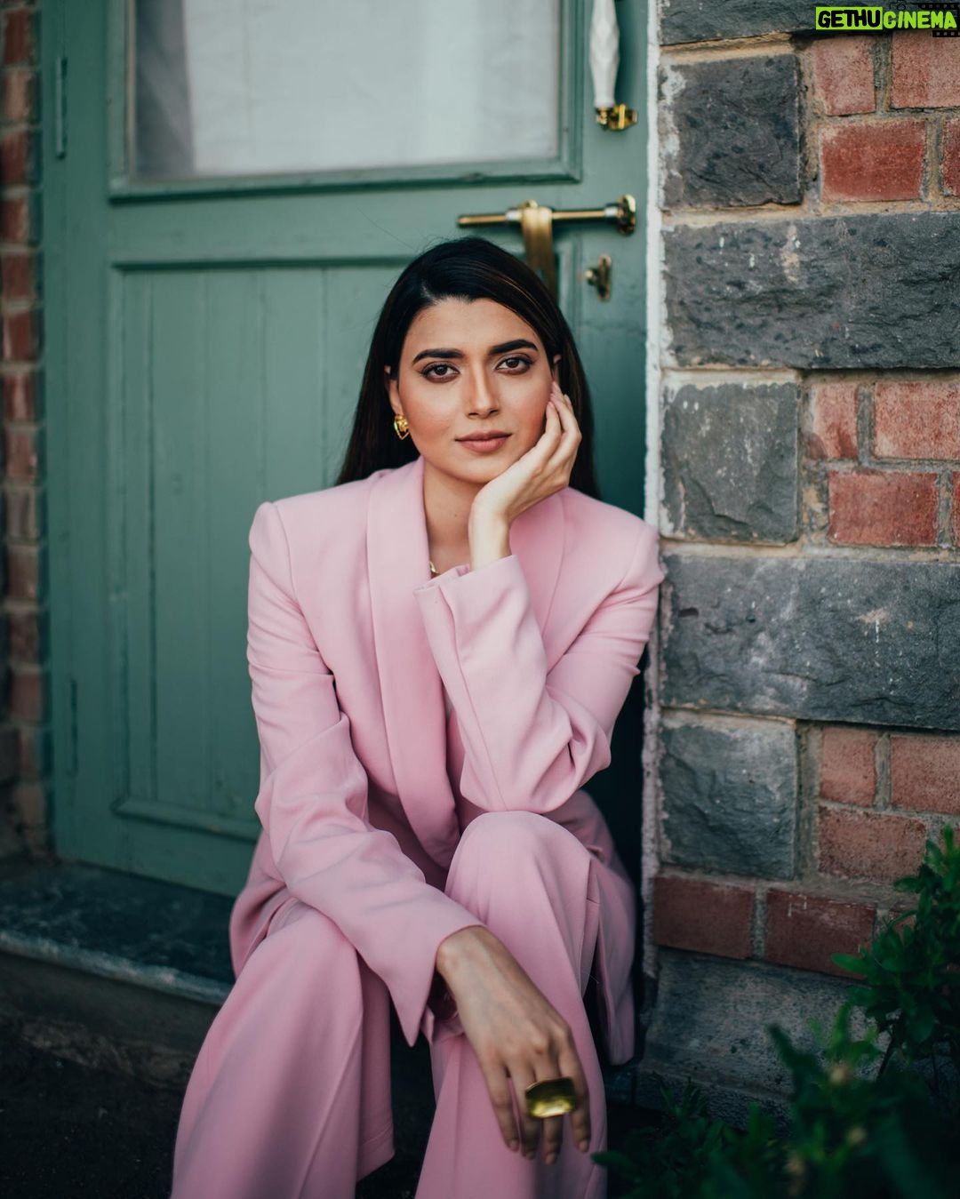Nimrat Khaira Instagram - Coming stronger than 90’s trend .