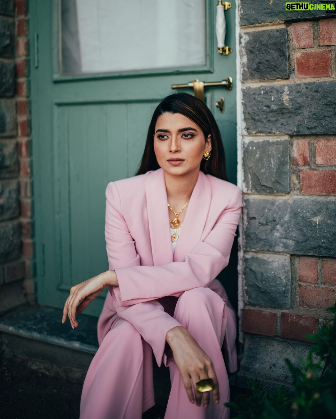 Nimrat Khaira Instagram - Coming stronger than 90’s trend .