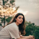 Nimrat Khaira Instagram - Saari duniya par main chhaoon Bas itna sa khwaab hai 😬❤️♾ 📷 @bharat_rawail Stylist @jinalpnagda Earrings @kraftsmiths