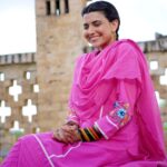 Nimrat Khaira Instagram - Kine jane resonate kr parhe es geet nal ? Lokan diya changian madiya sameya ne mapniya ♥️ #Sausaugallan #maanmatti 👗 @heritagedreamz