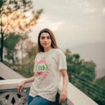 Nimrat Khaira Instagram – Saari duniya par main chhaoon
Bas itna sa khwaab hai 😬❤️♾

📷 @bharat_rawail
Stylist @jinalpnagda
Earrings @kraftsmiths