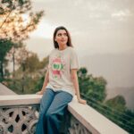Nimrat Khaira Instagram - Saari duniya par main chhaoon Bas itna sa khwaab hai 😬❤️♾ 📷 @bharat_rawail Stylist @jinalpnagda Earrings @kraftsmiths