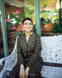 Nimrat Khaira Instagram - ਘੱਟ ਬੋਲੇ ਥੋੜੀ shy ..🤍 Photography @bharat_rawail Stylist @jinalpnagda Outfit @chhayagandhi.designstudio PR @prwayfashionconsultancy Earrings @aulerthofficial Rings @anantayabymani Shoes @oceedeeshoes