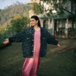 Nimrat Khaira Instagram – & God still blessing me .💕

Photography @bharat_rawail 
Stylist @jinalpnagda
Earrings @kraftsmiths