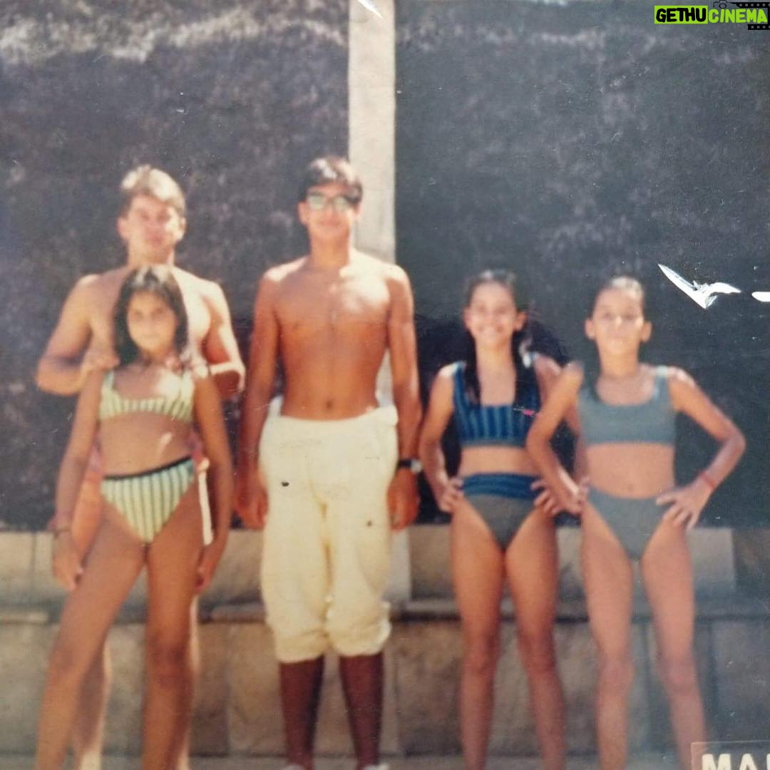 Nina Morena Instagram - É #tbt que vcs querem?! Então segura esses bikinis meio asa delta “transados”!👙😅 Eu e @peixefruta, com parte dessa linda familia Carvalhal que tanto e sempre nos acolheu! Muito amor e gratidão por vcs! E muita saudade do Duda, meu primeiro e tão especial amor! 🙏🏼❤️