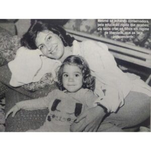 Nina Morena Instagram - 3 anos hoje, mãe. 
Uma saudade que ontem deu até uma doídinha.
Nos vejo nessa foto, que resolvi repetir porque me sinto tão acolhida nela! Lembro do seu cheiro inconfundível e suas mãos macias. Seu jeito aquariano desgarrado, leal e torto de amar.
Eu te amo sempre, mãe. Te admiro sempre. Fica em paz! E eu daqui vou cuidando desse meu coração canceriano intenso/aquático/dramático. Te encontro em meus sonhos. Até um dia!
Saudade. ❤️