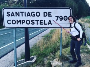 Nina Morena Instagram - Essa sou no dia 2. Saindo de Roncesvalles rumo a Zubiri. Lá faltavam SÓ 780kms. Mas agora que tô em Zubiri faltam APENAS 770!!! 😂👊🏼👣🍀
Vai, pereNina!!!!!