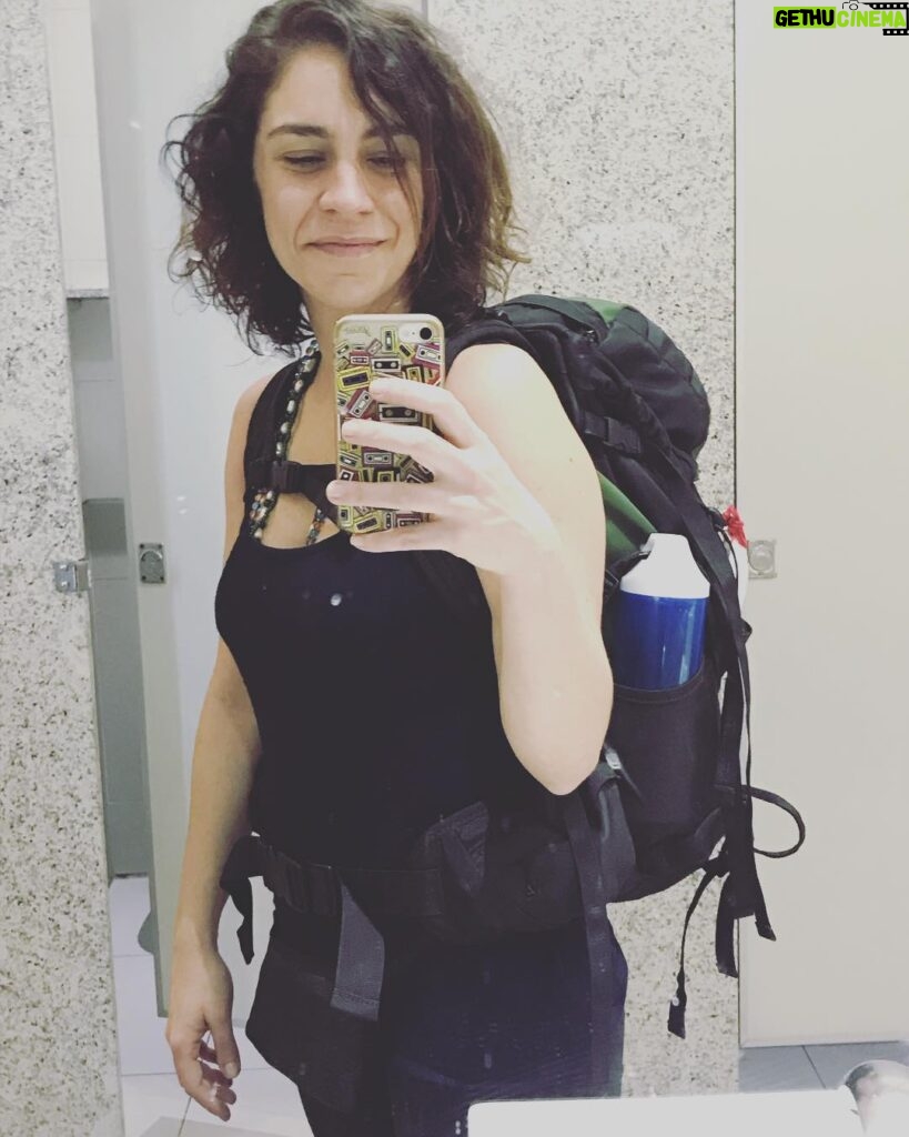 Nina Morena Instagram - Finalmente realizando o sonho Tibetano de “só levar o que consigo carregar.” 🙌🏼🐌 Que seja leve e profundo! Beijo, NÃO me liga!! 💋👣🍀🌈 GRU Airport - Aeroporto Internacional de São Paulo
