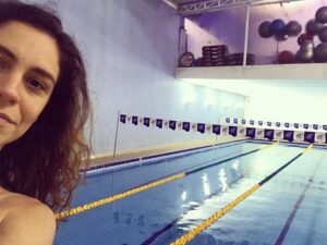 Nina Morena Instagram - Ufa! Mais uma vez venci a preguiça, o frio ou a desculpa do momento e vim treinar! 👊🏼
E a natação salvou mais um dia na vida de um ser humano!!!#swimforyourlife 🏊🏻‍♀️♥️