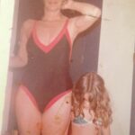 Nina Morena Instagram – Dia 22/1. Dia dela. Se fosse seriam seus 80 anos.
Viva a minha mãe antes de tudo atriz. Viva a minha mãe maravilhosa e torta. Viva minha mãe, fonte eterna de inspiração e trans(pira)ção.
O tempo passa e cada vez te/me entendo melhor e te celebro mais.
Já se vão sete anos que nos amamos em outros planos mas esse dia segue um dia sensível.
Te amo. Te levo comigo sempre.
Viva, Marília!
