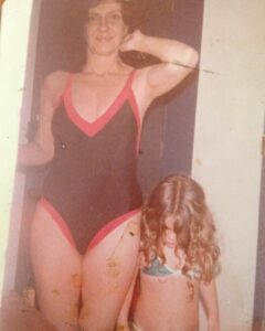Nina Morena Instagram - Dia 22/1. Dia dela. Se fosse seriam seus 80 anos. Viva a minha mãe antes de tudo atriz. Viva a minha mãe maravilhosa e torta. Viva minha mãe, fonte eterna de inspiração e trans(pira)ção. O tempo passa e cada vez te/me entendo melhor e te celebro mais. Já se vão sete anos que nos amamos em outros planos mas esse dia segue um dia sensível. Te amo. Te levo comigo sempre. Viva, Marília!