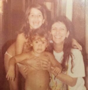 Nina Morena Instagram - Mais um 22/1... Hoje você faria 75 anos, mãe. 
Hoje, apesar da saudade e de alguns sentimentos que embolam dentro, é dia de celebrar. Celebrar o cavalo de fogo que você foi e sempre será. É dia de agradecer! Te amo sempre e pra sempre! ♥️