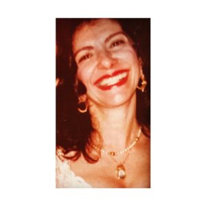 Nina Morena Instagram - Dois anos hoje do pior dia da minha vida. 
Dois anos que morri contigo pra renascer em mim.
Dois anos de saudade, luta, conexões astrais, incertezas, sonhos, descobertas, tristezas e fibra. Brio! Palavras e valores que você me ensinou a cultivar. 
Levo comigo no rosto teu sorriso largo, tua liberdade e ímpeto aquarianos. Seu deboche!
Te amo sempre e pra sempre. Nessa vida que passamos juntas e na morte, que também passamos juntas. 
No final das contas e apesar das cicatrizes e desafios, voltaria sua filha 100 vezes de novo.
Obrigada, mãe! 
A gente se encontra uma hora! 
Voa livre! ❤️💫