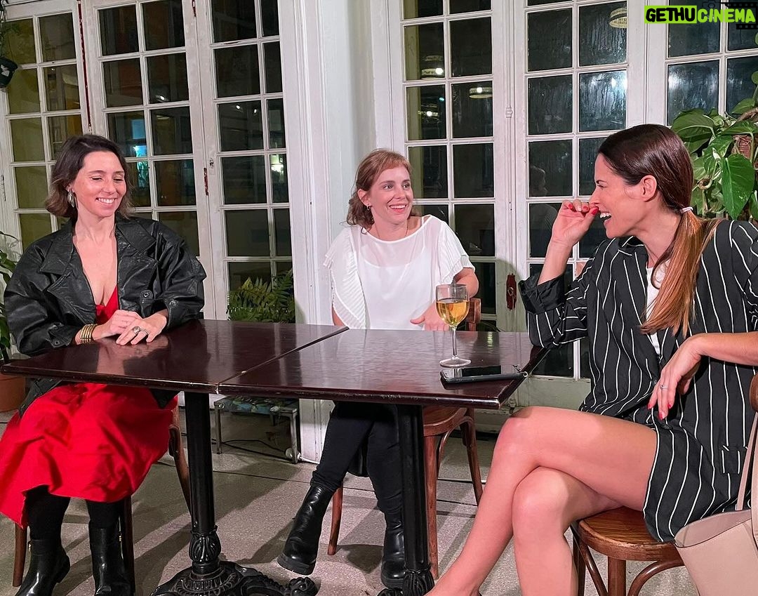 Nina Morena Instagram - 🎉 7, 8 e 9 de Março à s 20H 10 de Março à s 18H A comédia agridoce Vale Night volta ao @samambaia.bar para uma curtÃssima temporada. Venha celebrar connosco o dia da Mulher com as suas amigas, que tem karaoke depois da peça. Ou então venha divertir-se com a sua cara-metade na sessão de sábado! Para quem já viu, vem de novo! Já sabe que a diversão é garantida. 🤩 Quem não conseguiu, aproveite agora que tem sessão no fim de semana. Garanta já o seu lugar, não deixe para depois que são só 4 apresentações! Bilhete: €12 / €10 (65, profissionais do espetáculo) Para mais informações e vendas antecipadas: teatrovalenight@gmail.com #comedia #peçadeteatro #lusobrasileira #diasamulher #teatroemmarço #lisboa #bairrodagraça Samambaia