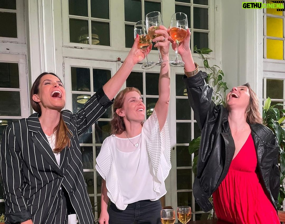 Nina Morena Instagram - 🎉 7, 8 e 9 de Março à s 20H 10 de Março à s 18H A comédia agridoce Vale Night volta ao @samambaia.bar para uma curtÃssima temporada. Venha celebrar connosco o dia da Mulher com as suas amigas, que tem karaoke depois da peça. Ou então venha divertir-se com a sua cara-metade na sessão de sábado! Para quem já viu, vem de novo! Já sabe que a diversão é garantida. 🤩 Quem não conseguiu, aproveite agora que tem sessão no fim de semana. Garanta já o seu lugar, não deixe para depois que são só 4 apresentações! Bilhete: €12 / €10 (65, profissionais do espetáculo) Para mais informações e vendas antecipadas: teatrovalenight@gmail.com #comedia #peçadeteatro #lusobrasileira #diasamulher #teatroemmarço #lisboa #bairrodagraça Samambaia