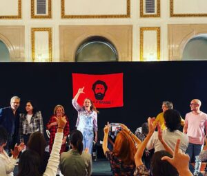 Nina Morena Instagram - Leitura de “O Beijo no asfalto”, no teatro nacional D. Maria II, com direçao de  @freitaskeli  e um elenco estelar! Véspera de eleição. Haja coração!!! O voto obviamente é secreto! #lulanoprimeiroturno2022