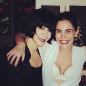 Nina Morena Instagram - Foto antiga. Amor também. Eterno. Eu e minha grande amiga, companheira de tantas aventuras, minha mãe de outra barriga, minha tia Sandra. Primeira pessoa que me conheceu quando eu vim ao mundo. Nunca mais desgrudamos e nem vamos! ❤️
Feliz dia, titia! Te amo profundamente. Sempre e pra sempre. Seja feliz! Saúde!