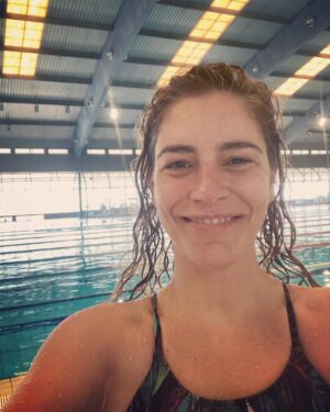 Nina Morena Instagram - A velha medalhista volta as águas, cheia de alegria! #anataçãosalvavidas