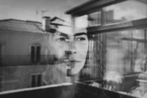 Nina Morena Instagram - Conheci o @seualvaro em uma conversa ótima que será matéria no @mensagem.lisboa. A @rita_ansone tirou essa foto foda! A matéria promete. 😍