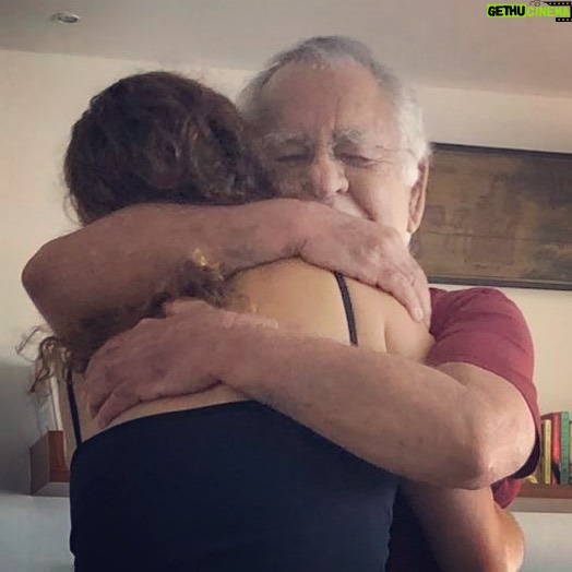 Nina Morena Instagram - Não sei como consegui ficar tanto tempo longe desse abraço. Te amo demais, meu Pops. ♥️🙏🏼 Hell de Janeiro