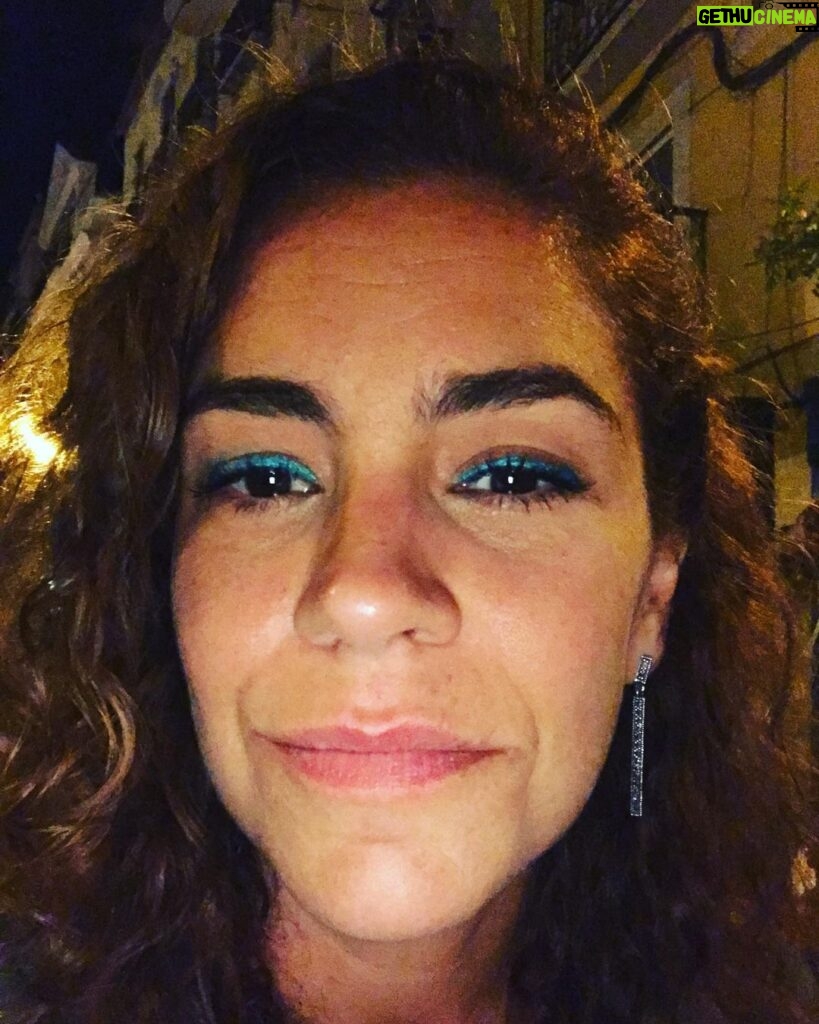 Nina Morena Instagram - Investindo no azul, quem sabe minha sorte muda?! #wilsonsimonal