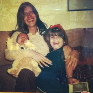Nina Morena Instagram - Quando eu e @pepelix nos conhecemos! 

No dia em que minha mãe morreu, quase 5 anos atrás, postei a foto antes dessa, em que estamos todas contemplativas. Hoje minha tia @sandracristinampera me manda essa, do momento seguinte. Eu, desde sempre, já em lágrimas! 😂
Saudade, sentimento que aprendi a levar comigo. Mãe, forever in my heart. ❤️🌻
