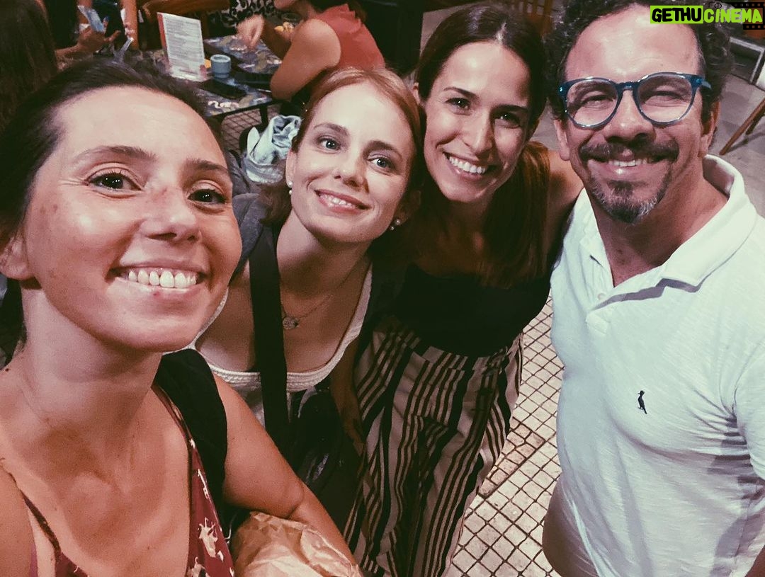 Nina Morena Instagram - Um pouco de ontem, um pouco da nossa estreia. Foi uma delícia, foi divertido. A temporada é curta, vem logo que já já acaba. Hoje tem às 20:00hs no @samambaia.bar , chegue antes para o happy hour. Um grupo de whatsapp de recém-mamãs de um bairro pacato combina uma saída para se conhecerem e se divertirem. Apenas 3 ganham um "vale night" e conseguem ir! VALE NIGHT, uma comédia agridoce de Renata Mizrahi que não podem perder! Tem comédia, tem drama, música, comida e bebida! Uma produção luso-brasileira com Diana Herzog, Inês Oneto e Patrícia Candoso. Em cartaz no no Samambaia Bar até 26 de Outubro , um conceito teatro-bar. Estão todas e todos convidados para um happy hour seguido de teatro. Venham brindar connosco! Quartas e quintas às 20hs Bilhete: 12€/ 10€ (65, profissionais do espetáculo) Para mais informações e vendas antecipadas: teatrovalenight@gmail.com ATENÇÃO: dia 18 não haverá apresentação