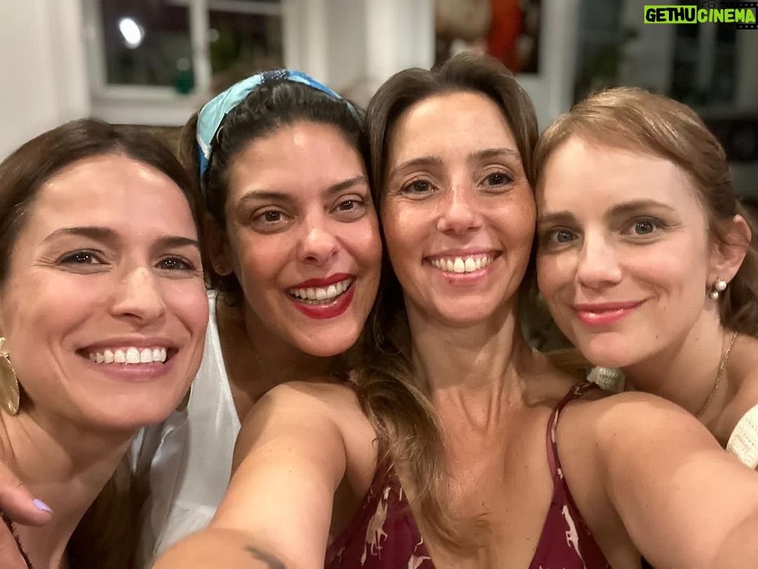 Nina Morena Instagram - Um pouco de ontem, um pouco da nossa estreia. Foi uma delícia, foi divertido. A temporada é curta, vem logo que já já acaba. Hoje tem às 20:00hs no @samambaia.bar , chegue antes para o happy hour. Um grupo de whatsapp de recém-mamãs de um bairro pacato combina uma saída para se conhecerem e se divertirem. Apenas 3 ganham um "vale night" e conseguem ir! VALE NIGHT, uma comédia agridoce de Renata Mizrahi que não podem perder! Tem comédia, tem drama, música, comida e bebida! Uma produção luso-brasileira com Diana Herzog, Inês Oneto e Patrícia Candoso. Em cartaz no no Samambaia Bar até 26 de Outubro , um conceito teatro-bar. Estão todas e todos convidados para um happy hour seguido de teatro. Venham brindar connosco! Quartas e quintas às 20hs Bilhete: 12€/ 10€ (65, profissionais do espetáculo) Para mais informações e vendas antecipadas: teatrovalenight@gmail.com ATENÇÃO: dia 18 não haverá apresentação
