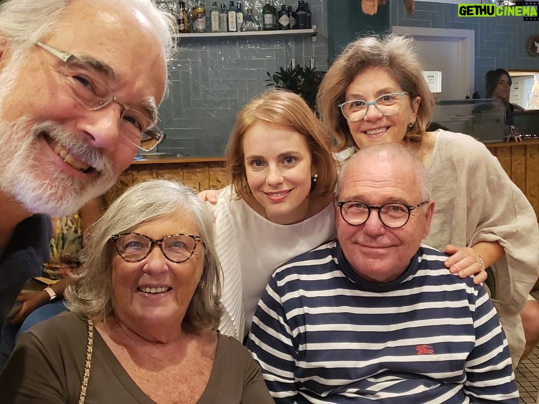 Nina Morena Instagram - Um pouco de ontem, um pouco da nossa estreia. Foi uma delícia, foi divertido. A temporada é curta, vem logo que já já acaba. Hoje tem às 20:00hs no @samambaia.bar , chegue antes para o happy hour. Um grupo de whatsapp de recém-mamãs de um bairro pacato combina uma saída para se conhecerem e se divertirem. Apenas 3 ganham um "vale night" e conseguem ir! VALE NIGHT, uma comédia agridoce de Renata Mizrahi que não podem perder! Tem comédia, tem drama, música, comida e bebida! Uma produção luso-brasileira com Diana Herzog, Inês Oneto e Patrícia Candoso. Em cartaz no no Samambaia Bar até 26 de Outubro , um conceito teatro-bar. Estão todas e todos convidados para um happy hour seguido de teatro. Venham brindar connosco! Quartas e quintas às 20hs Bilhete: 12€/ 10€ (65, profissionais do espetáculo) Para mais informações e vendas antecipadas: teatrovalenight@gmail.com ATENÇÃO: dia 18 não haverá apresentação