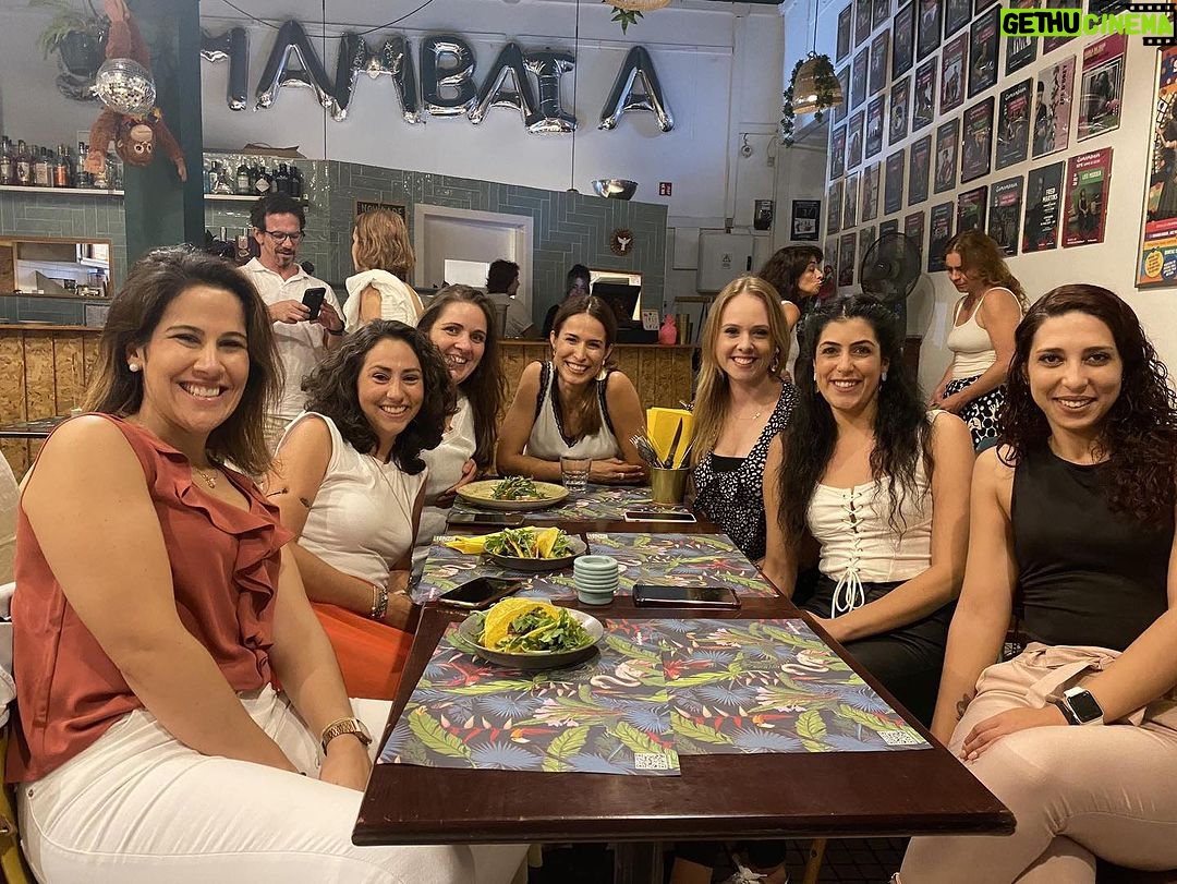 Nina Morena Instagram - Um pouco de ontem, um pouco da nossa estreia. Foi uma delícia, foi divertido. A temporada é curta, vem logo que já já acaba. Hoje tem às 20:00hs no @samambaia.bar , chegue antes para o happy hour. Um grupo de whatsapp de recém-mamãs de um bairro pacato combina uma saída para se conhecerem e se divertirem. Apenas 3 ganham um "vale night" e conseguem ir! VALE NIGHT, uma comédia agridoce de Renata Mizrahi que não podem perder! Tem comédia, tem drama, música, comida e bebida! Uma produção luso-brasileira com Diana Herzog, Inês Oneto e Patrícia Candoso. Em cartaz no no Samambaia Bar até 26 de Outubro , um conceito teatro-bar. Estão todas e todos convidados para um happy hour seguido de teatro. Venham brindar connosco! Quartas e quintas às 20hs Bilhete: 12€/ 10€ (65, profissionais do espetáculo) Para mais informações e vendas antecipadas: teatrovalenight@gmail.com ATENÇÃO: dia 18 não haverá apresentação