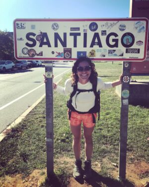 Nina Morena Instagram - #tbt de pereNina completando os 800kms, chegando a Santiago de Compostela. Felizona! ❤️🙏🏼👣