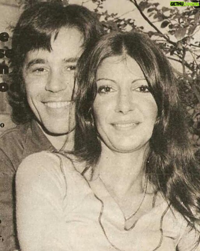 Nina Morena Instagram - Esses são Nelson e Marilia. Essa foto amor parece ser do tempo em que eu ainda não os conhecia. Essa é minha mãe, mulher/atriz/cometa/cavalo de fogo/aquariana convicta que hoje faria 77 anos. Sou só orgulho. Viva vc hj, sempre e pra sempre! Saudade é uma palavra que acostumei a levar comigo....❤️