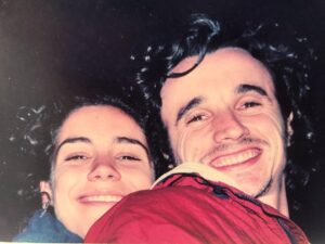 Nina Morena Instagram - Hoje seria seu aniversário, Junca! 
Essa foto, que hj mora na geladeira da minha casa Lisboeta, se nao me engano, tiramos no Castelo de São Jorge, há 16 anos, quando moramos juntos aqui.
Tanta coisa vivemos e ainda vivo aqui de volta a essa generosa Lisboa.... Penso em vc todo dia. Vc mora no meu coração. ❤️🙏🏼