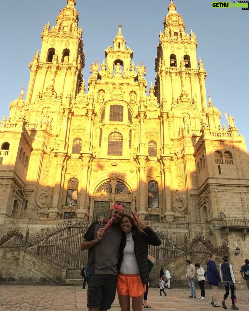 Nina Morena Instagram - 1 ano hoje que cheguei em Santiago de Compostela. Eu e @nicothebaker. 1 ano depois e toda uma nova vida que começou, incluindo uma mudança de país. 🌪🤘🏼 Obrigada, Universo. Obrigada, vida! E por que não, obrigada eu! #goNinago!🙏🏼👊🏼 Santiago de Compostela, Spain