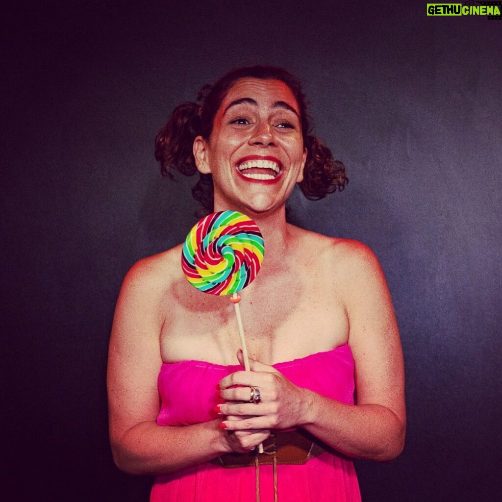 Nina Morena Instagram - Porque o humor sempre salva vidas!🍭 “AMOR E REDES SOCIAIS” estreia dia 13/9 no @oddtrindade 🍀🚀🌪😃