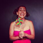 Nina Morena Instagram - Porque o humor sempre salva vidas!🍭 “AMOR E REDES SOCIAIS” estreia dia 13/9 no @oddtrindade 🍀🚀🌪😃