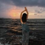 Nisha Guragain Instagram – Sunsets to melt everything else away. 🌅🏖️
📸 @official.khushal.photography
