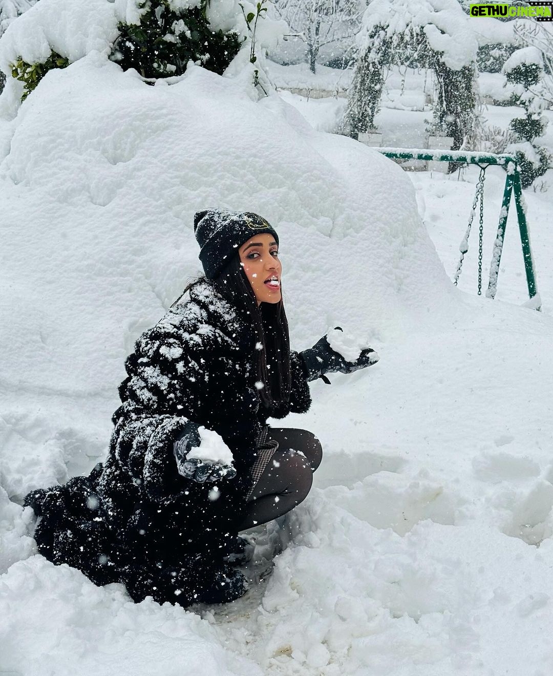 Nisha Guragain Instagram - Do you like snow ? Manali