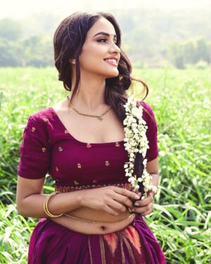 Nisha Guragain Instagram - तेरी झलक अशरफ़ी श्रीवल्ली
नैना मदक बर्फी
तेरी झलक अशरफ़ी श्रीवल्ली
बातें करे दो हर्फी 🥰

📷 - @official.khushal.photography 
Styling- @sumairamomin 
Mua- @makeupbybharti