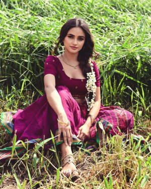 Nisha Guragain Instagram - तेरी झलक अशरफ़ी श्रीवल्ली
नैना मदक बर्फी
तेरी झलक अशरफ़ी श्रीवल्ली
बातें करे दो हर्फी 🥰

📷 - @official.khushal.photography 
Styling- @sumairamomin 
Mua- @makeupbybharti