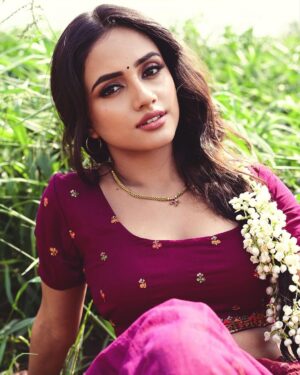 Nisha Guragain Instagram - तेरी झलक अशरफ़ी श्रीवल्ली
नैना मदक बर्फी
तेरी झलक अशरफ़ी श्रीवल्ली
बातें करे दो हर्फी 🥰

📷 - @official.khushal.photography 
Styling- @sumairamomin 
Mua- @makeupbybharti