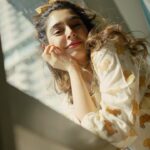 Niti Taylor Instagram - In a world full of ordinary, be a little extra cute🙆🏻‍♀️🙅🏻‍♀️ #pehlebhimain #trendingreels #reelinstagram #instagramreels #reels #reelitfeelit Loungewear @sanskrutihomes PR @dinky_nirh 🎥 @rohitgaikwadfilms