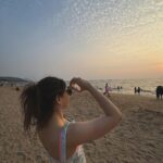 Niti Taylor Instagram - Where the sea meets the sky, and worries fade with the tide🧡
