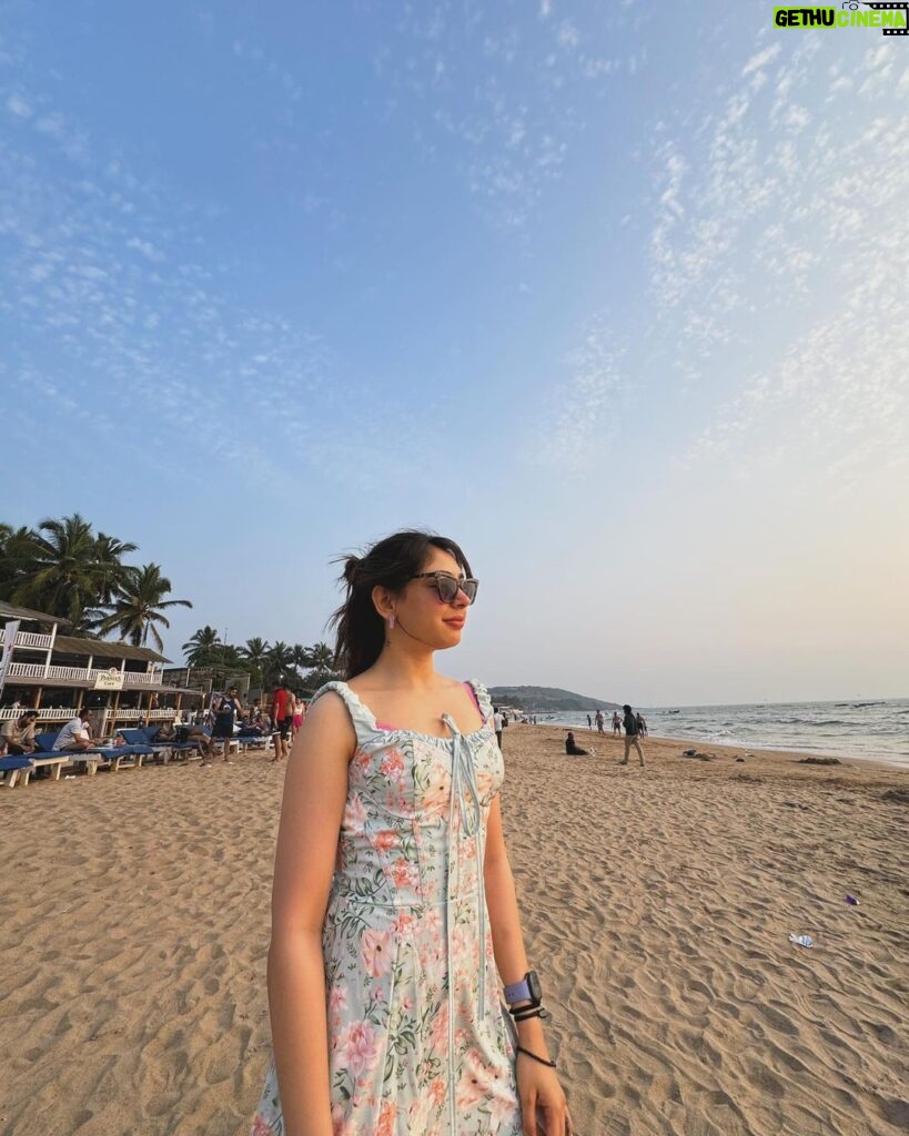 Niti Taylor Instagram - Where the sea meets the sky, and worries fade with the tide🧡