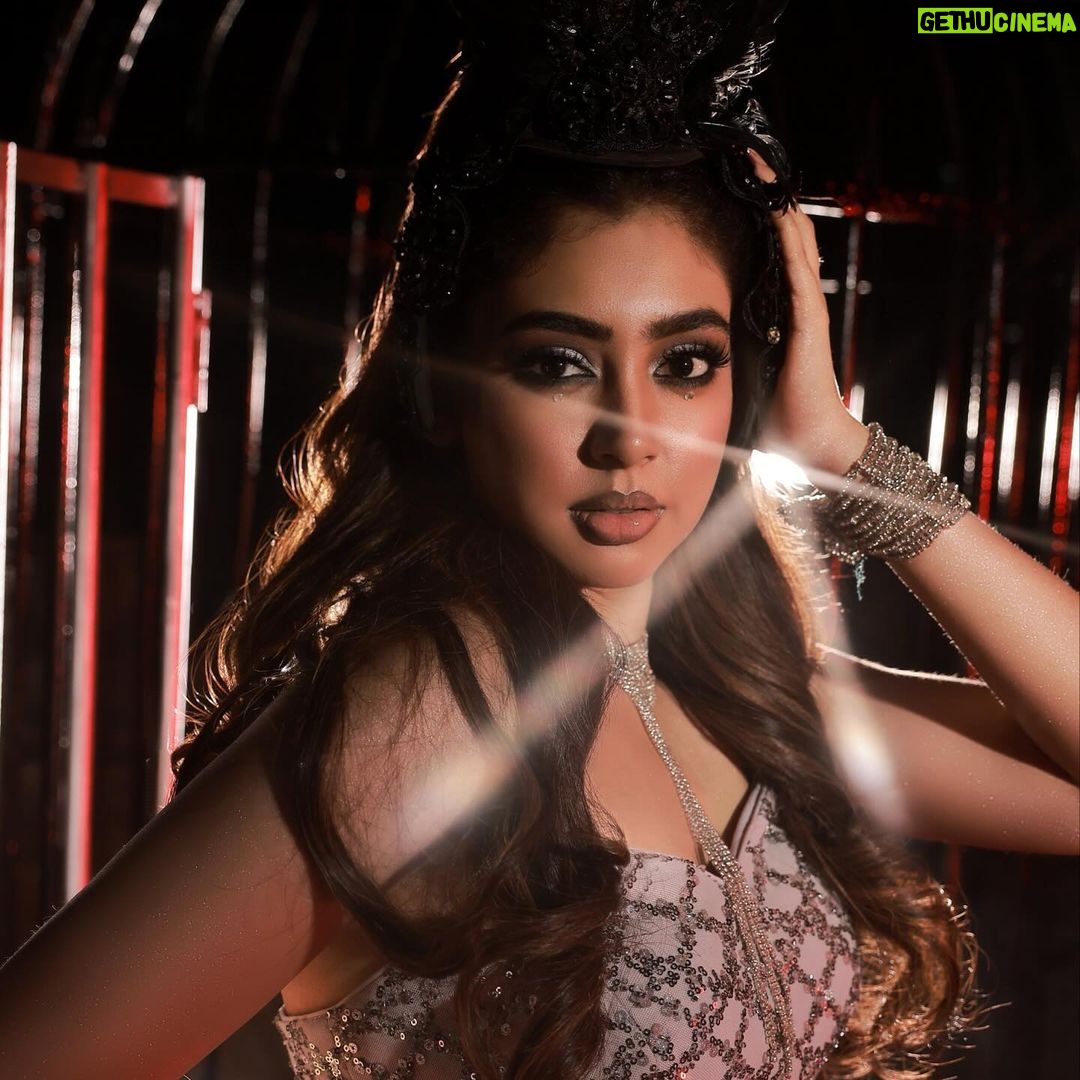 Niti Taylor Instagram - 💥 For @glariconic Concept and Photography @amitkhannaphotography Styling @stylingbyvictor @sohail__mughal___ Creative direction & Production @tshodenyb @ankitbhatia14 @a__square__entertainment Mua @mua_aanchalkhanna Hair @hairmakeupjosephinec Outfit @laado_by_neha Venue Partners @axolounge Gifting partners @thebombayblackdecor @mitvincouture @lafrenchperfumes @taneira_sarees @skinn_titan @dcakecreations Videography @haroon_ali15 @shotbykaran_ Asst Photographer @kapil_parmar0751 Asst Stylist @styleby_antara @janvijain123