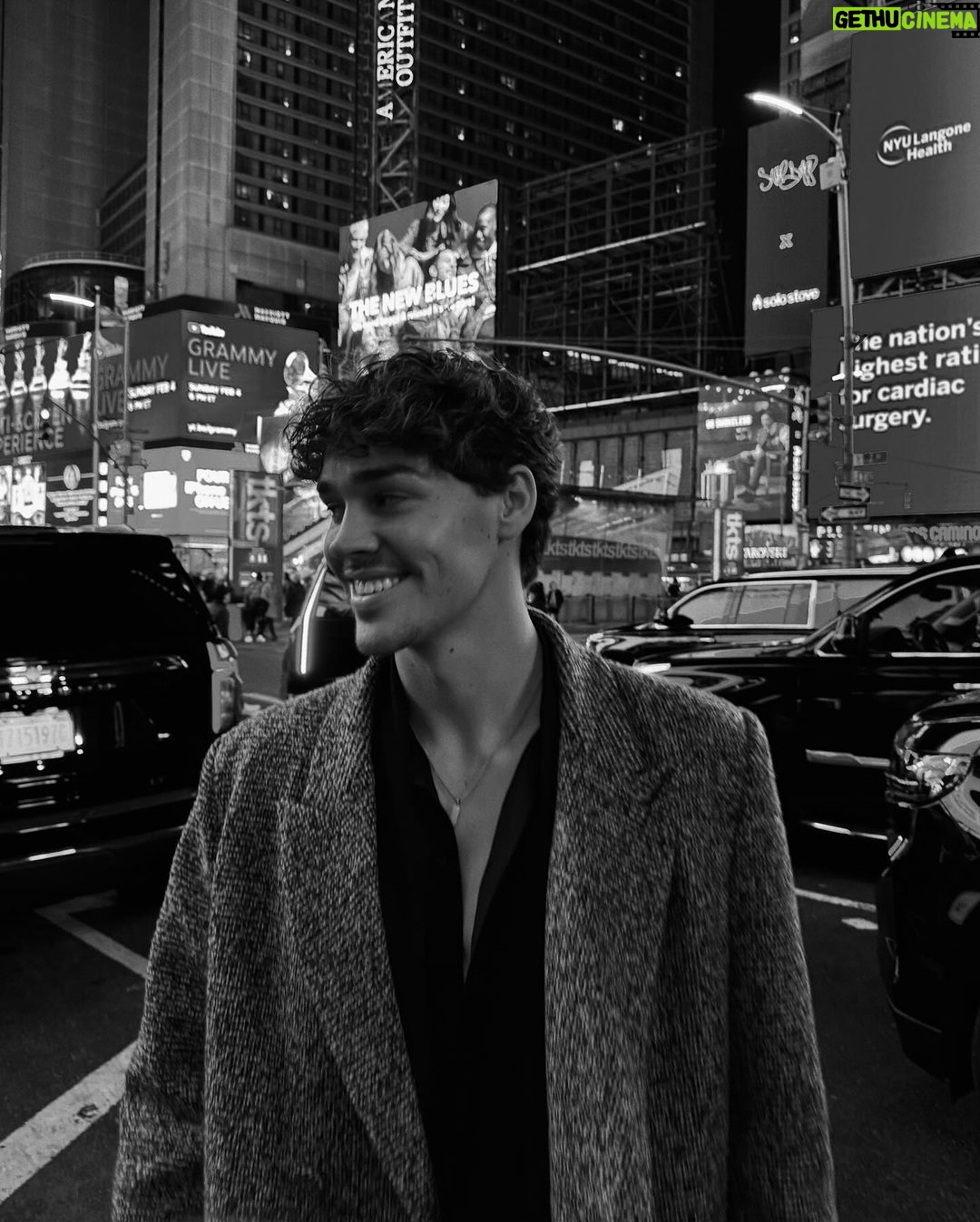 Noah Beck Instagram - i’ll take u to the candy shoppe @yslbeauty #yslbeautypartner New York City