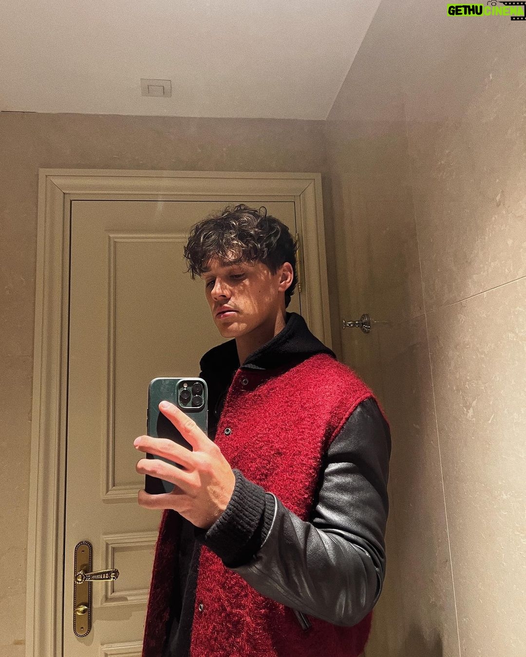 Noah Beck Instagram - can this guy sit still?