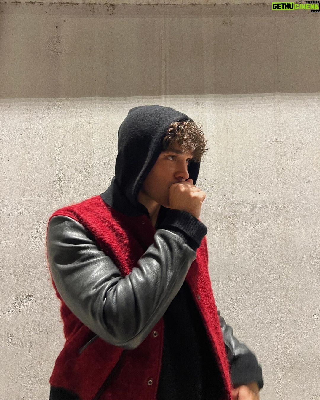 Noah Beck Instagram - can this guy sit still?